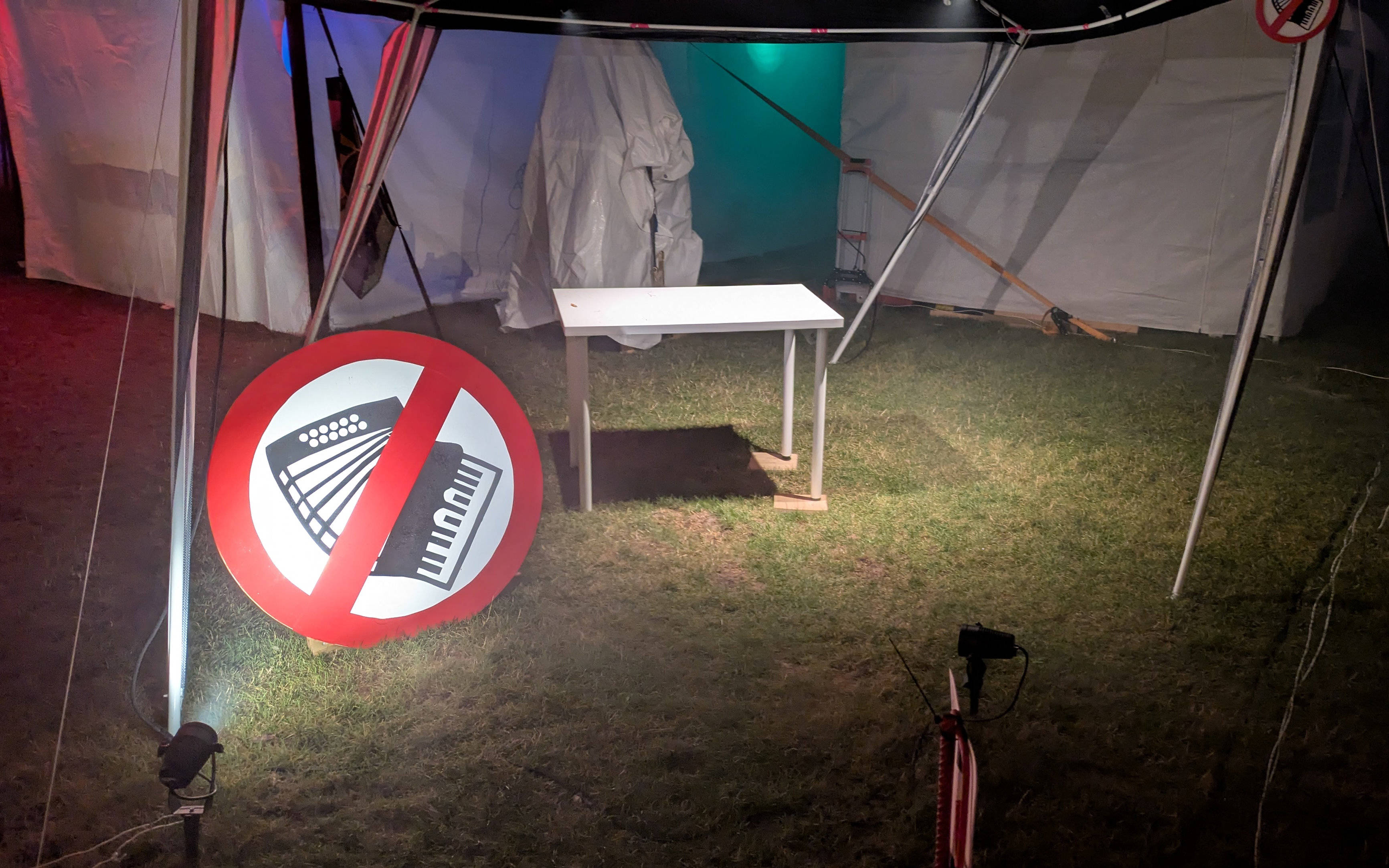 Installation without cage and instrument